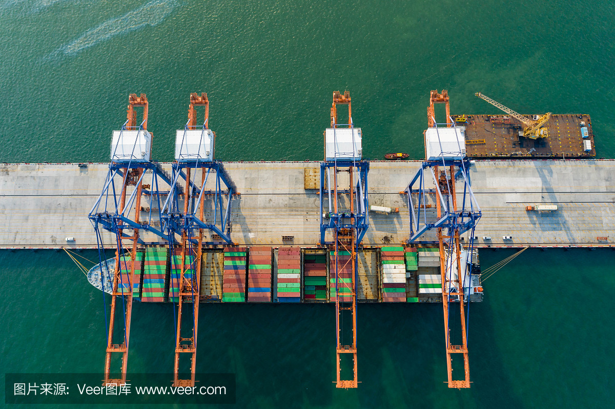 鸟瞰图。集装箱船在具有吊车桥的码头上开展对外进出口业务。物流和运输